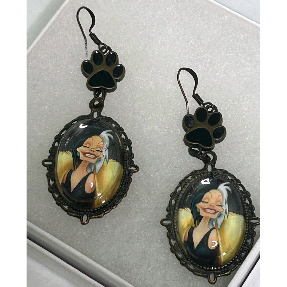 Disney Villains Cruella de Vil Cameo Dangle Earrings Bronze Tone Paw Print #695